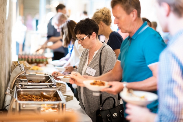 Mitarbeiter am Mittagsbuffet zum JAADE Come Together