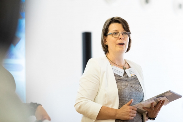 Steuerberaterin Ellen Schallschmidt-Mietzsch hält einen Vortrag zu einem Mitgliedertreffen