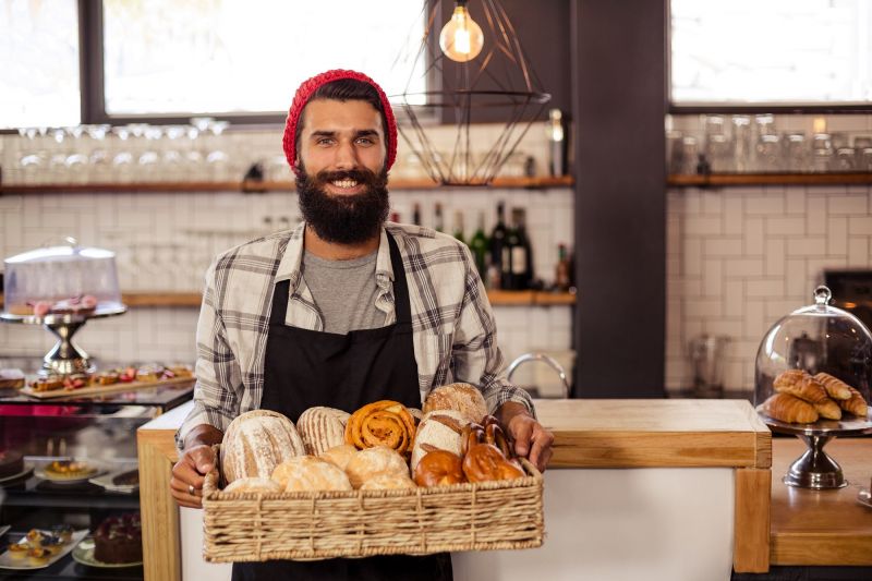 Steuerberatung für Gastronomie und Hotels, Gastronom mit Brotkorb in der Hand